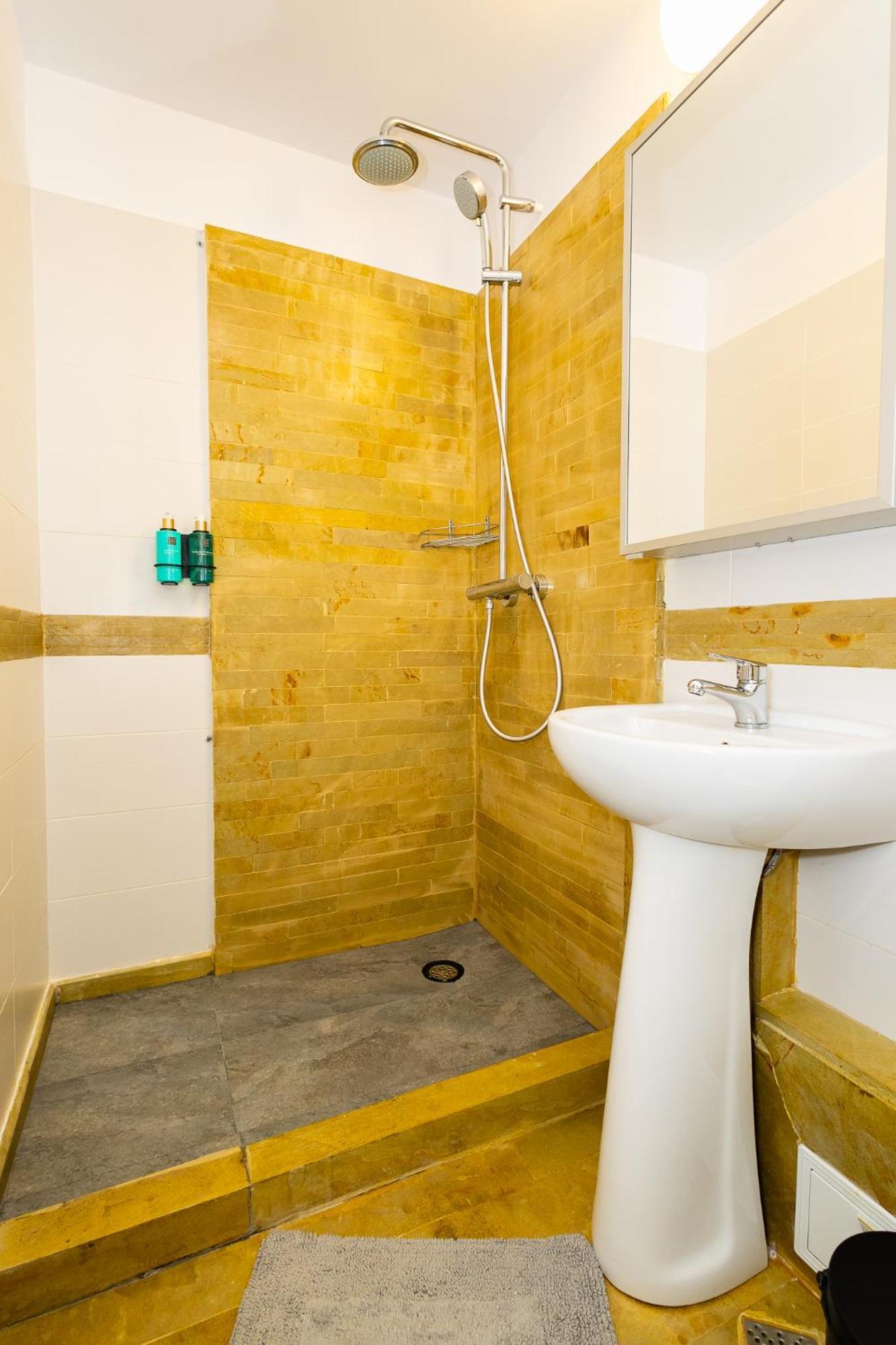 Bed and Breakfast In Longfield Town Кымпулунг-Молдовенеск Экстерьер фото
