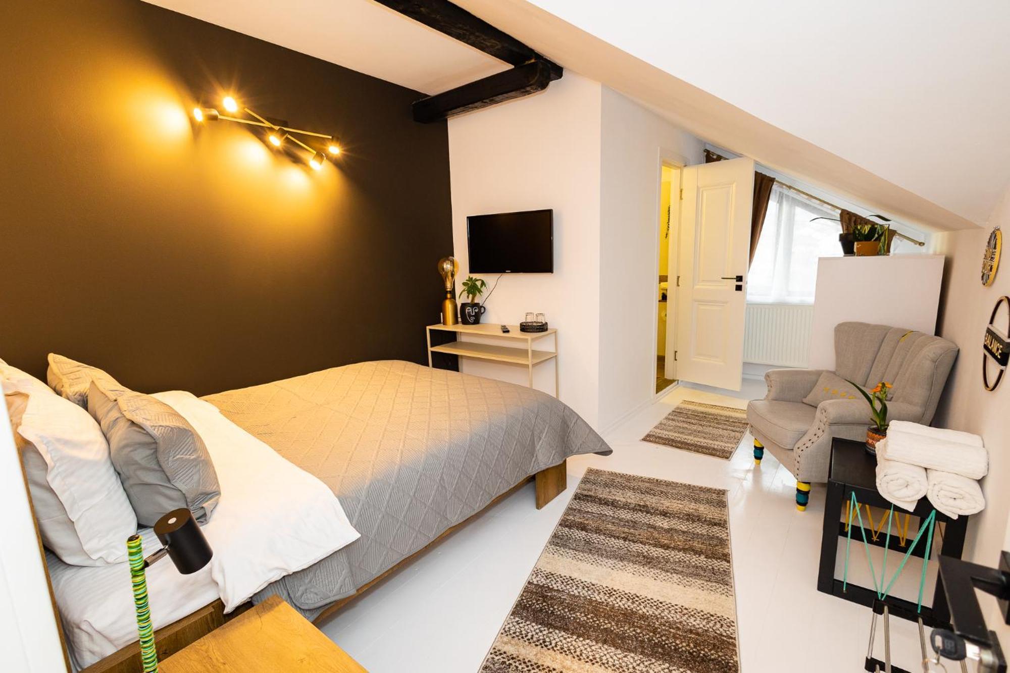 Bed and Breakfast In Longfield Town Кымпулунг-Молдовенеск Экстерьер фото